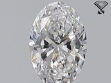 un gros plan d'un diamant taillé sur une surface blanche