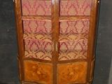 une vieille armoire en bois ornée d'un motif rose et doré