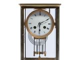 une horloge posée sur une table
