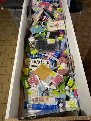 un tiroir rempli d'objets divers dans une cuisine