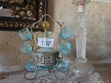 deux figurines en verre posées sur une table à côté d'un miroir