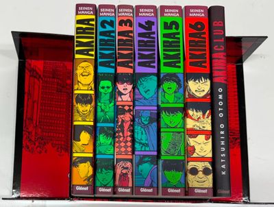 une pile de livres rangés dans une boîte