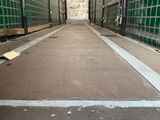 un skateboard posé par terre dans un immeuble