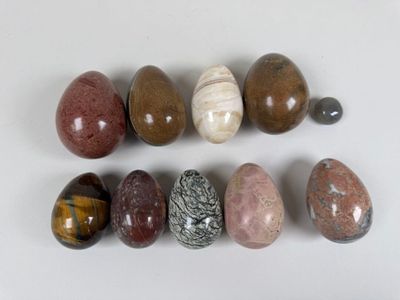 Collection de 10 œufs en œil de tigre, jaspe, serpentine, et… - Photo 1
