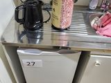 une cafetière et une théière posées sur le plan de travail de la cuisine