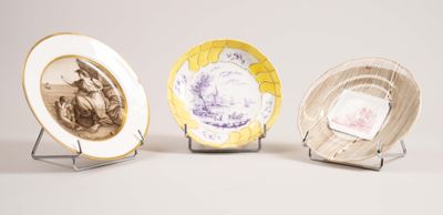trois assiettes sur lesquelles figurent les portraits d'un homme et d'une femme