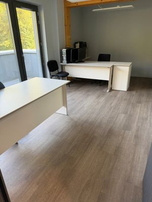 deux bureaux et une chaise dans une pièce