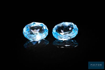 une paire de topazes bleues et de diamants sur fond noir