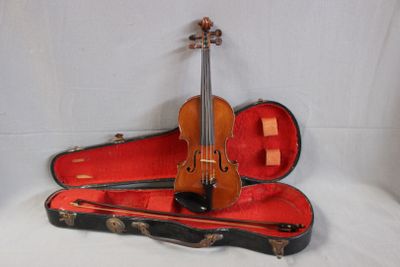un violon et un étui à violon sur une surface blanche