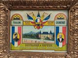 photo encadrée représentant une image d'un bâtiment sur laquelle figurent un homme et une femme