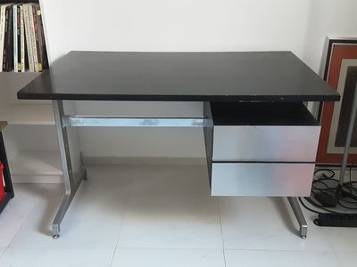Vendu sur désignation : Bureau en médium noir sur piètement …