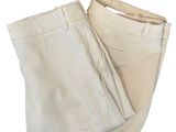 un pantalon beige sur fond blanc, avec un fond blanc