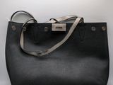 sac fourre-tout en cuir noir avec des finitions et une bandoulière argentées