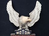 un gros plan sur un insigne de moto orné d'un aigle