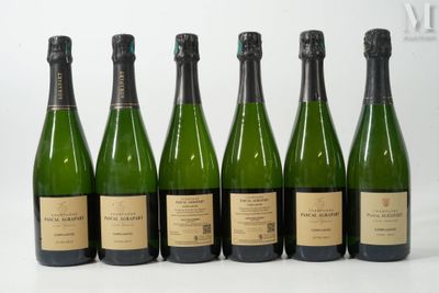 six bouteilles de vin sont alignées sur une table