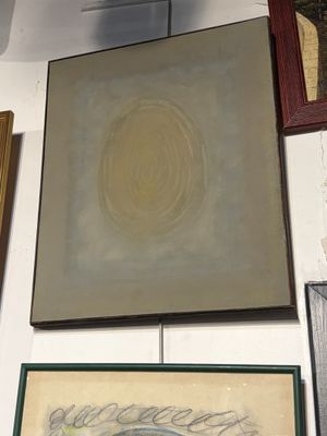 de nombreux tableaux accrochés au mur de cette pièce