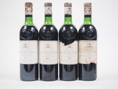 trois bouteilles de vin sont alignées sur une surface blanche