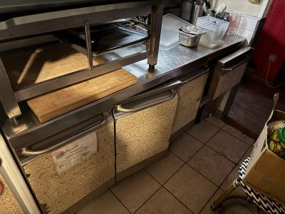 une cuisine équipée d'une cuisinière, d'un four et d'un évier