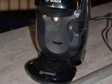 une cafetière noire posée sur un plan de travail