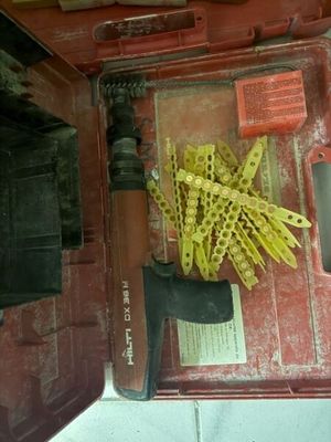 un outil dans une boîte à outils contenant toute une série d'outils