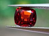 un gros plan sur la taille d'un diamant rouge