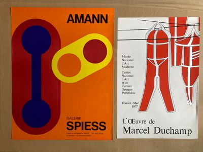 deux affiches accrochées au mur d'un immeuble