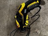 une perceuse électrique jaune et noire posée par terre