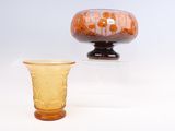 deux vases posés l'un à côté de l'autre sur une table