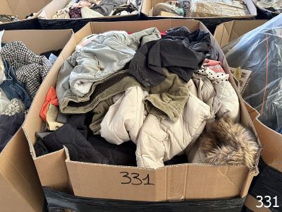 une boîte en carton remplie de vêtements et d'une peluche
