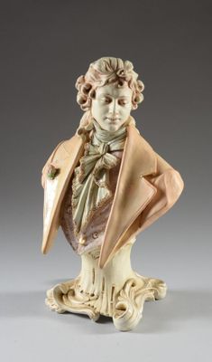 une photo représentant une statue d'un homme vêtu d'un manteau