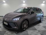une Toyota C-HR grise garée sur un sol à damier