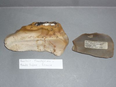 deux morceaux de roche exposés dans une vitrine