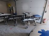une voiture garée dans un garage, avec une civière devant