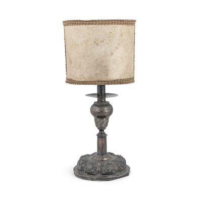 l'image d'une lampe posée sur une table