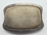 une boucle ancienne en argent, ornée d'un motif en mailles sur fond blanc