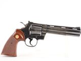 revolver avec une crosse en bois sur fond blanc, avec un fond blanc