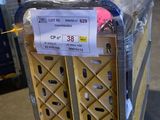 un chariot sur lequel sont empilées de nombreuses caisses