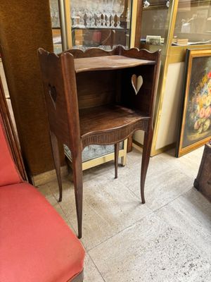 une chaise et une table dans une pièce où il y a des tableaux accrochés au mur