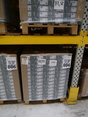 de nombreux cartons sur les étagères de l'entrepôt