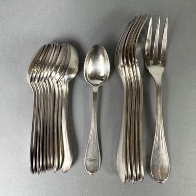 quatre fourchettes et cuillères sont disposées sur une surface grise