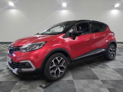 Une voiture rouge est garée dans une pièce dont le sol est en damier.