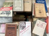 plusieurs livres sont empilés sur une table