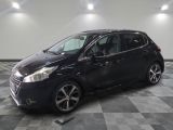 la voiture noire est garée sur un sol en damier dans le garage