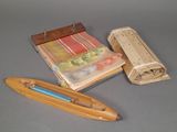 un livre, un crayon et un bateau posés sur une table