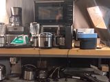 une photo d'une cuisine encombrée avec de nombreux appareils électroménagers