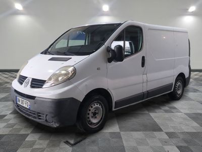 la photo d'une camionnette blanche garée dans un garage