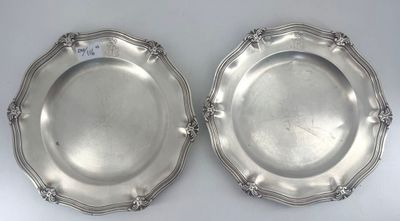 une paire d'assiettes en métal argenté ornées de motifs floraux
