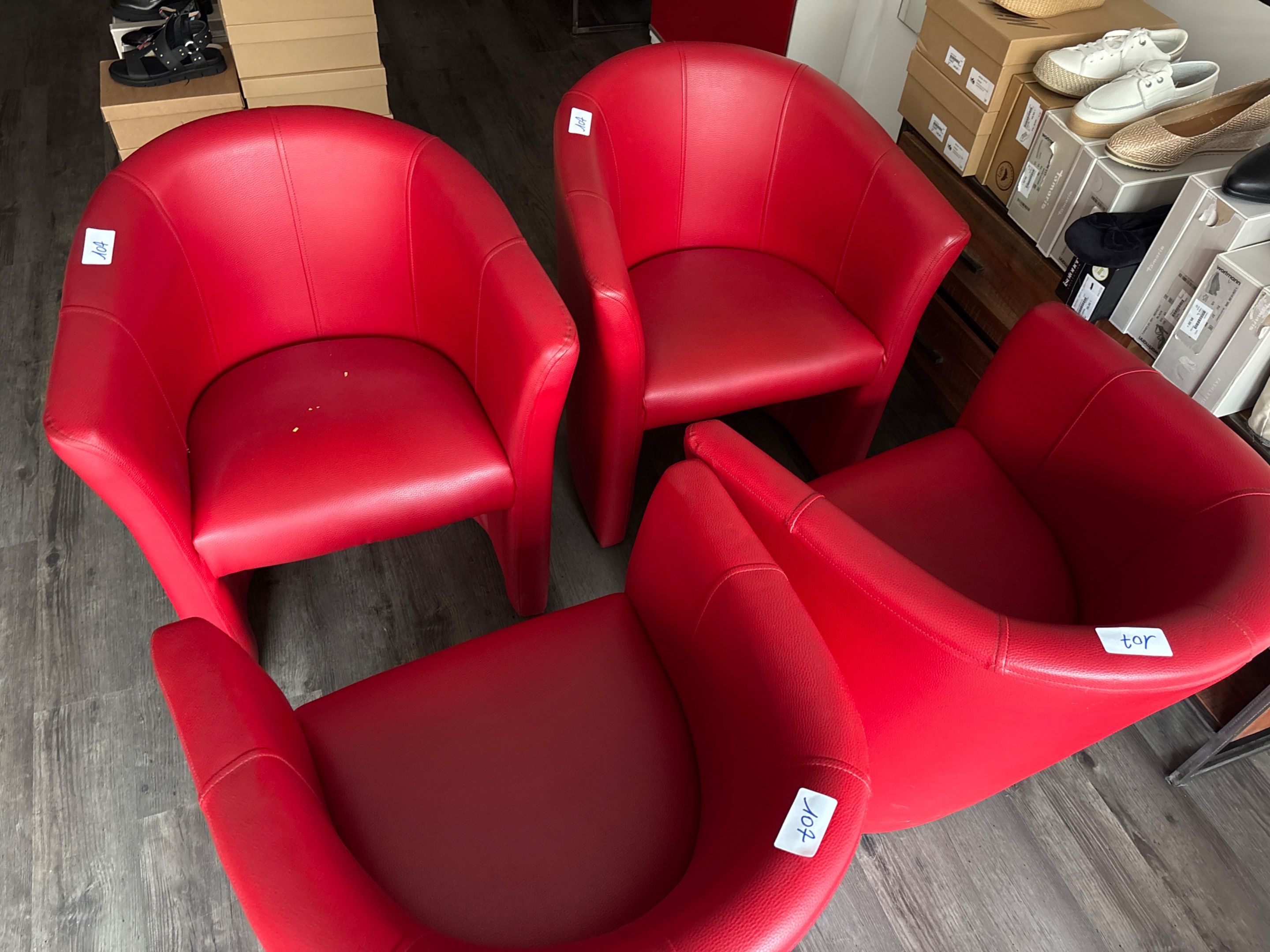 Quatre fauteuils rouge en skaï
