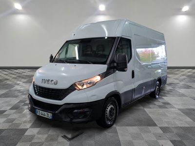la photo d'une camionnette blanche sur un sol en damier