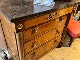 un petit bureau sur lequel est posée une carte